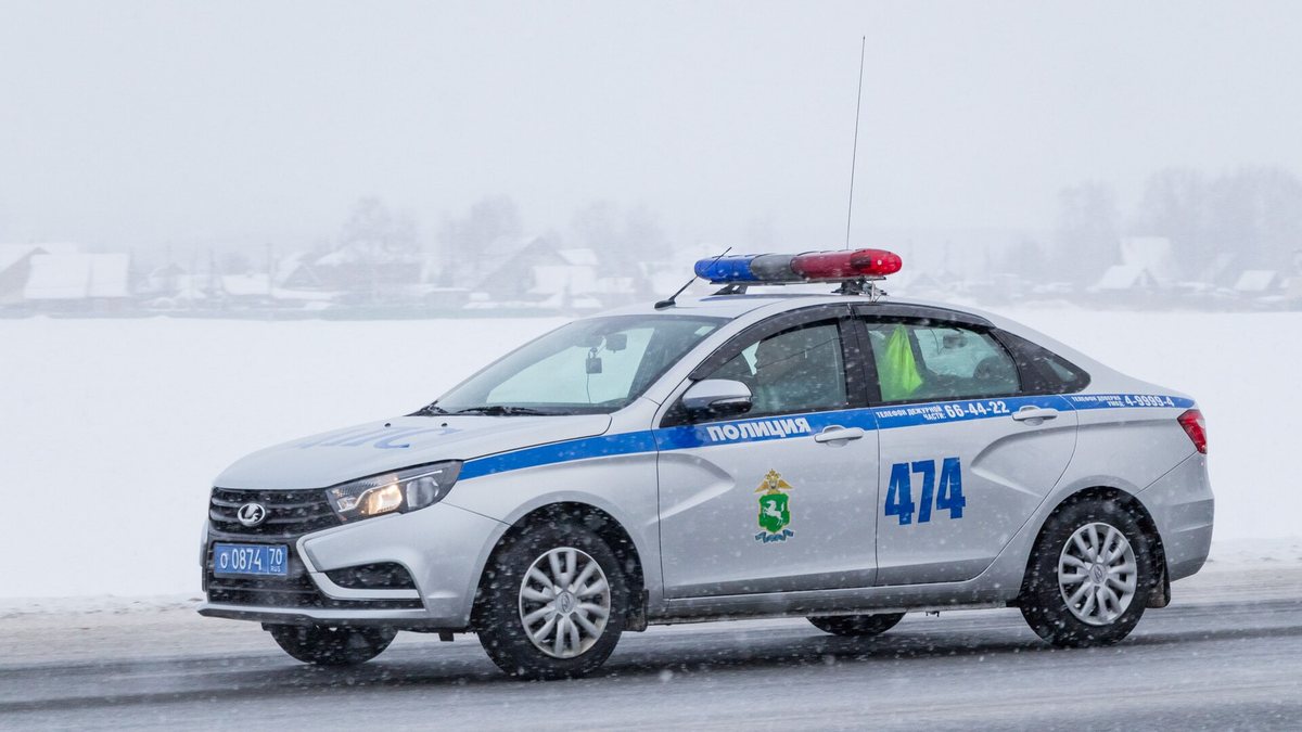 Патрульный автомобиль полиции на зимней дороге